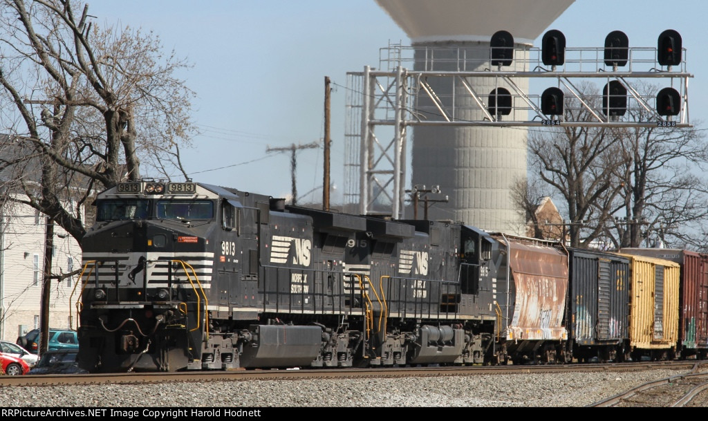 NS 9813 & 9915 lead train 159 southbound